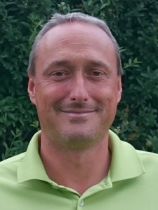 Der Vizepräsident Jugendsportwart DI Hans Haider steht lächelnd auf dem Golfplatz.