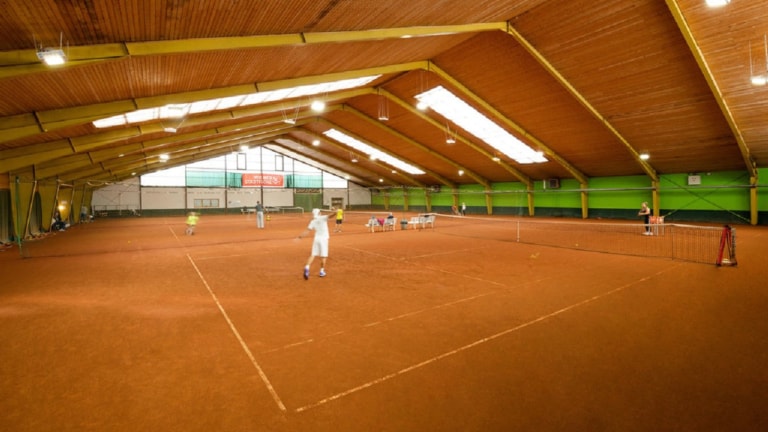 die beiden Sandplätze im Tennisbereich des Sportcenters Marco Polo, mehrere Spieler