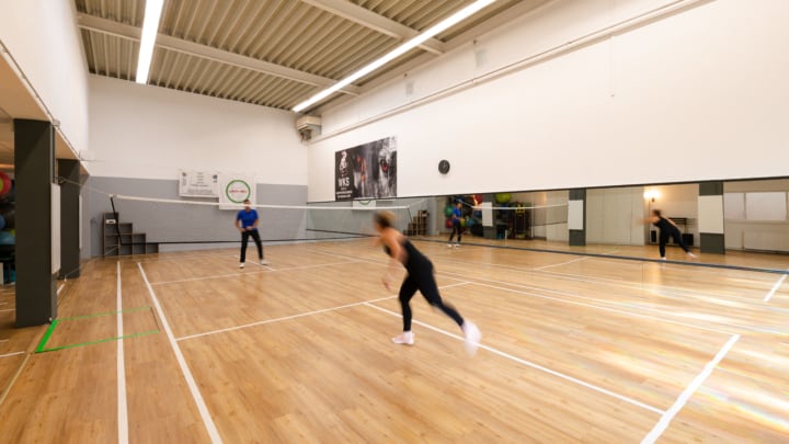 zwei Badmintonspieler in beim Match in der Badmintonhalle des Sportcenters Marco Polo